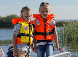 Automatisch reddingsvest voor veilig varen op een boot