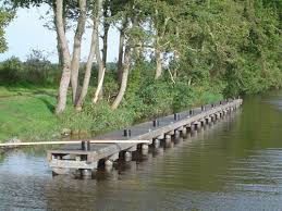 Boot bij een Marrekrite-aanlegplaats in de Friese natuur