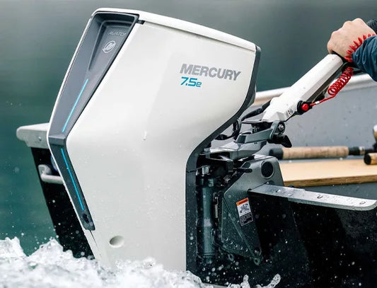 Buitenboordmotor gemonteerd aan de spiegel van een motorboot
